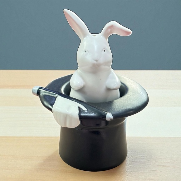 🐇 Vintage Magic Rabbit Salt & Pepper Shakers – Ceramic Japan Collectible - Picture 1 of 8